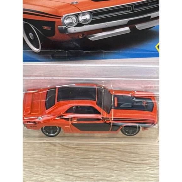 Hot Wheels ’71 Dodge Challenger Muscle Mania 2024 Orange Mopar Diecast Car 1:64 - Picture 4 of 6